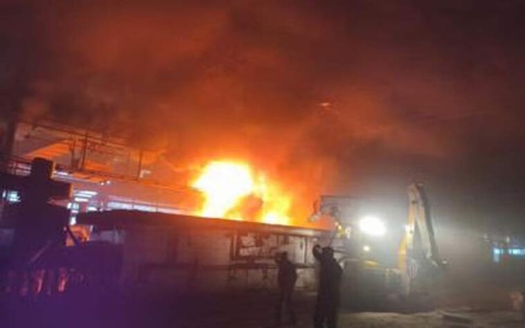 Paonta Sahib: वैली आयरन इकाई में भड़की आग! मची अफरा-तफरी, लाखों का नुकसान Paonta Sahib: वैली आयरन इकाई में भड़की आग! मची अफरा-तफरी, लाखों का नुकसान