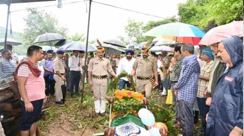 HP News: राजकीय सम्मान के साथ हुआ पूर्व डीजीपी आई.डी. भंडारी का अंतिम संस्कार HP News: राजकीय सम्मान के साथ हुआ पूर्व डीजीपी आई.डी. भंडारी का अंतिम संस्कार