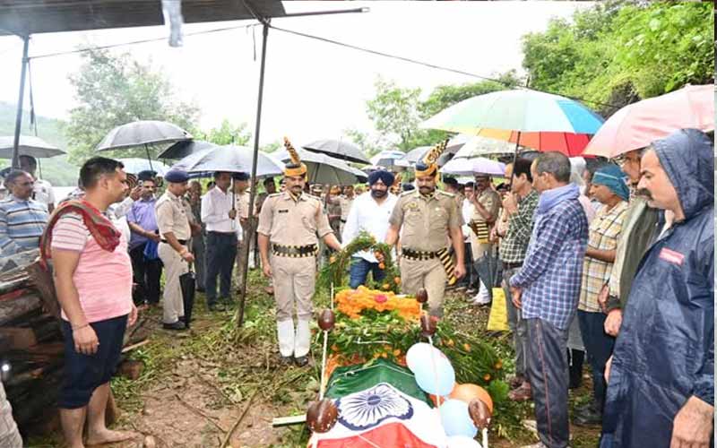 HP News: राजकीय सम्मान के साथ हुआ पूर्व डीजीपी आई.डी. भंडारी का अंतिम संस्कार