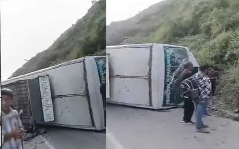 HRTC Bus Accident: तकनीकी खराबी से सड़क पर पलटी एचआरटीसी बस! यात्री घायल, अस्पताल में भर्ती