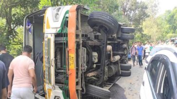 HRTC Bus Accident: सड़क पर पलटी एचआरटीसी बस! स्कूली बच्चों समेत 35 यात्री घायल