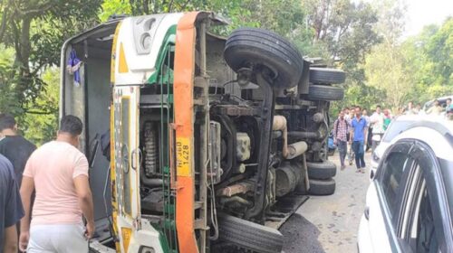 HRTC Bus Accident: सड़क पर पलटी एचआरटीसी बस! स्कूली बच्चों समेत 35 यात्री घायल HRTC Bus Accident: सड़क पर पलटी एचआरटीसी बस! स्कूली बच्चों समेत 35 यात्री घायल
