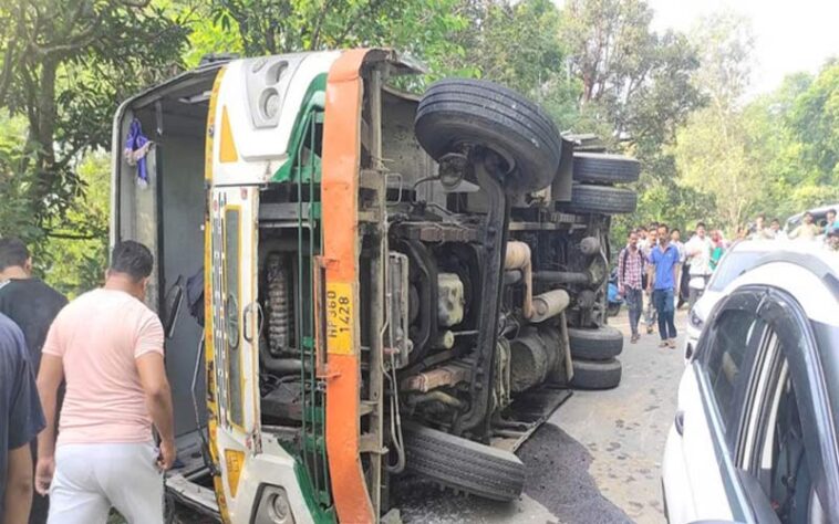 HRTC Bus Accident: सड़क पर पलटी एचआरटीसी बस! स्कूली बच्चों समेत 35 यात्री घायल HRTC Bus Accident: सड़क पर पलटी एचआरटीसी बस! स्कूली बच्चों समेत 35 यात्री घायल