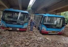 Himachal Latest News: मूसलाधार बारिश के बाद मलबे में फंसी HRTC की बसें! दुकानों में घुसा पानी, भारी नुकसान