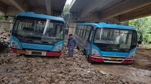 Himachal Latest News: मूसलाधार बारिश के बाद मलबे में फंसी HRTC की बसें! दुकानों में घुसा पानी, भारी नुकसान