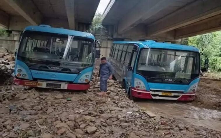 Himachal Latest News: मूसलाधार बारिश के बाद मलबे में फंसी HRTC की बसें! दुकानों में घुसा पानी, भारी नुकसान Himachal Latest News: मूसलाधार बारिश के बाद मलबे में फंसी HRTC की बसें! दुकानों में घुसा पानी, भारी नुकसान