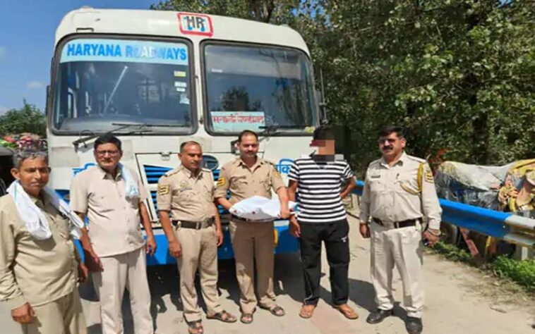 Himachal Crime News: हरियाणा रोडवेज की बस में हो रही थी चरस की सप्लाई! पुलिस ने जाल बिछाकर ऐसे पकड़ा तस्कर Himachal Crime News: हरियाणा रोडवेज की बस में हो रही थी चरस की सप्लाई! पुलिस ने जाल बिछाकर ऐसे पकड़ा तस्कर