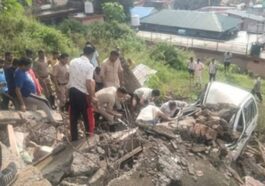 Himachal News Alert: गौशाला गिरने से भारी नुकसान! स्कूटी, कार सहित दो गाय मलबे में दबी