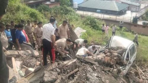 Himachal News Alert: गौशाला गिरने से भारी नुकसान! स्कूटी, कार सहित दो गाय मलबे में दबी Himachal News Alert: गौशाला गिरने से भारी नुकसान! स्कूटी, कार सहित दो गाय मलबे में दबी