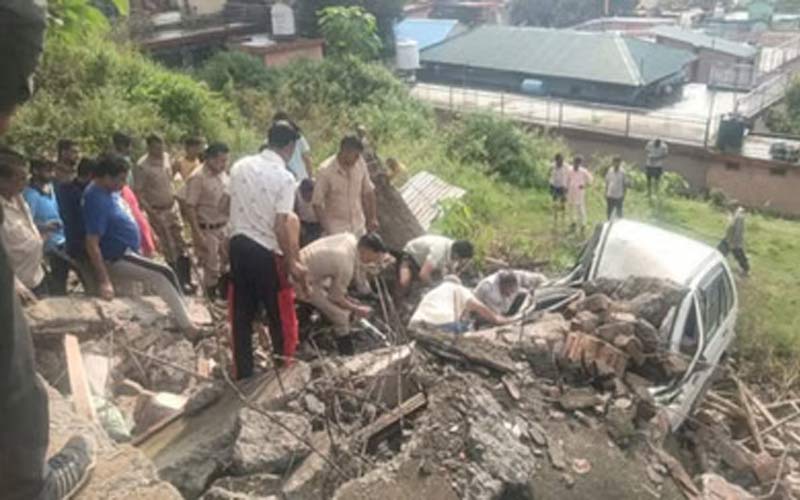 Himachal News Alert: गौशाला गिरने से भारी नुकसान! स्कूटी, कार सहित दो गाय मलबे में दबी