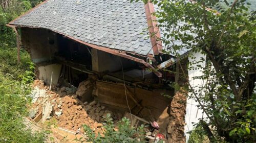 Himachal News Alert: भारी बारिश से कई जगह तबाही! 24 घंटे में 32 करोड़ रुपये का नुकसान Himachal News Alert: भारी बारिश से कई जगह तबाही! 24 घंटे में 32 करोड़ रुपये का नुकसान