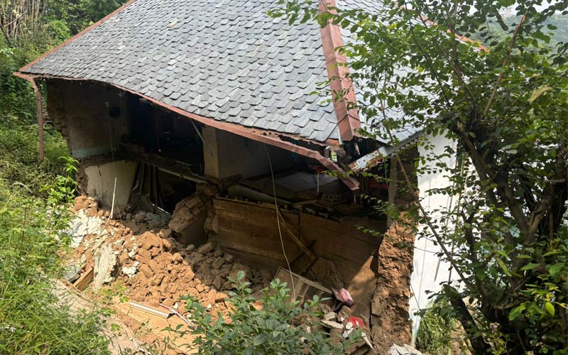 Himachal News Alert: भारी बारिश से कई जगह तबाही! 24 घंटे में 32 करोड़ रुपये का नुकसान