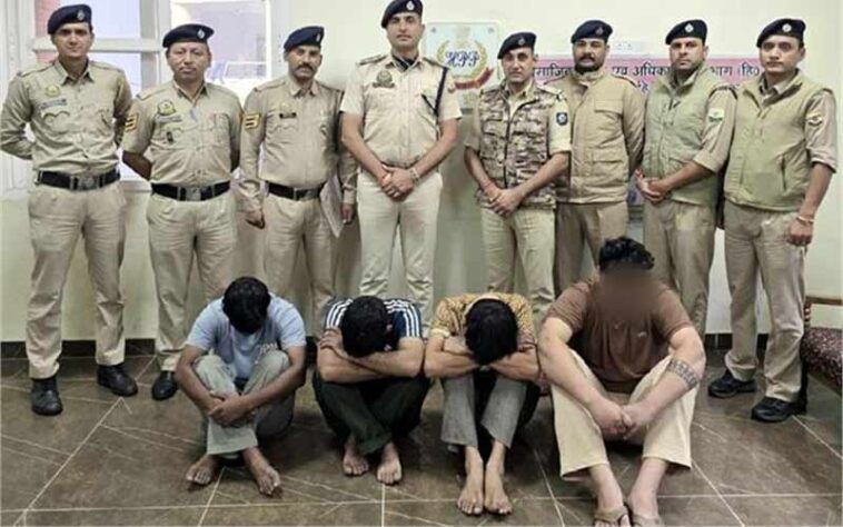 हिमाचल में बड़ी कार्रवाई: गाड़ी से बरामद हुआ 258.750 ग्राम चिट्टा! हथियार भी पकडे, चार अरेस्ट हिमाचल में बड़ी कार्रवाई: गाड़ी से बरामद हुआ 258.750 ग्राम चिट्टा! हथियार भी पकडे, चार अरेस्ट