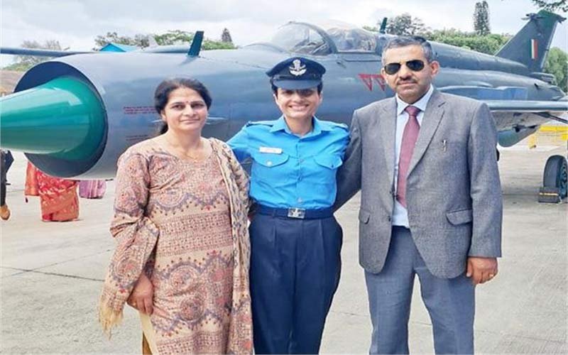 Achievement: भारतीय वायुसेना में फ्लाइंग ऑफिसर बनी हिमाचल की बेटी अदिति