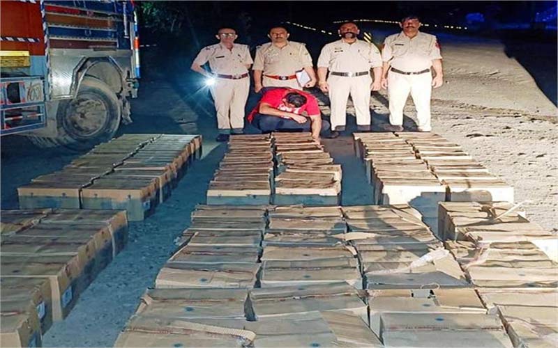 Himachal Crime News: हिमाचल में शराब की तस्करी का भंडाफोड़! पिकअप से पकड़ी 150 पेटियां