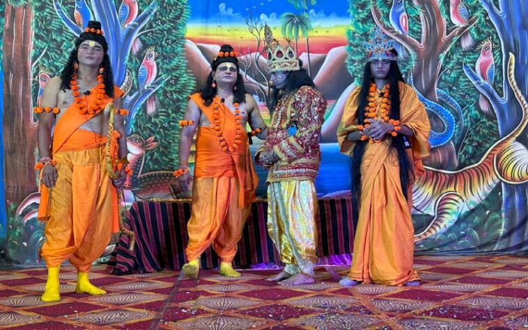 Paonta Sahib: बद्रीनगर की रामलीला में स्थानीय कलाकारों ने दिखाया भरत मिलाप का दृश्य Paonta Sahib: बद्रीनगर की रामलीला में स्थानीय कलाकारों ने दिखाया भरत मिलाप का दृश्य