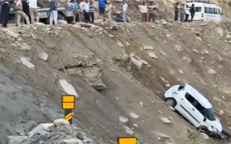 हिमाचल में दर्दनाक हादसा: MBBS प्रशिक्षुओं की कार नदी में गिरी! इंटर्न डॉक्टर की मौत, युवती लापता