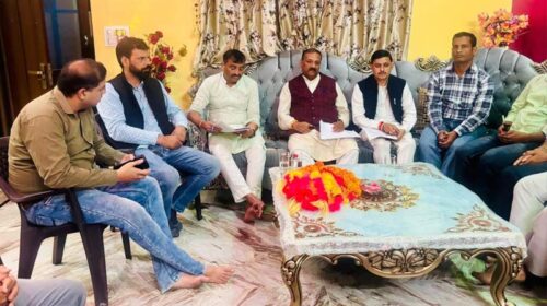 Paonta Sahib: पूर्वांचल सामाजिक संगठन की बैठक में विधायक सुखराम चौधरी ने सुनी लोगों की समस्याएं