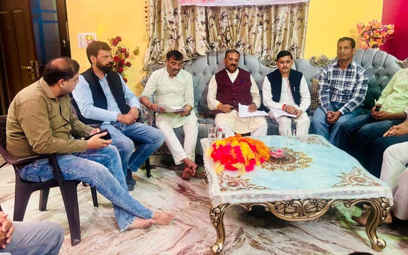 Paonta Sahib: पूर्वांचल सामाजिक संगठन की बैठक में विधायक सुखराम चौधरी ने सुनी लोगों की समस्याएं