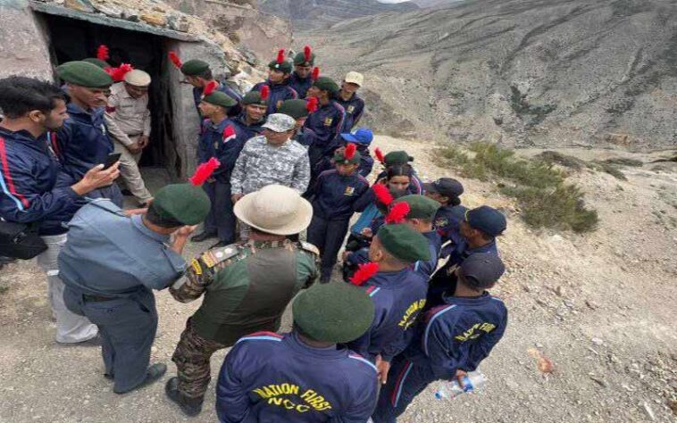 Himachal News: भूस्खलन में फंसे लोगों के लिए देवदूत बने एनसीसी कैडेट! महिलाओं-बच्चों को सुरक्षित स्थान पर पहुँचाया Himachal News: भूस्खलन में फंसे लोगों के लिए देवदूत बने एनसीसी कैडेट! महिलाओं-बच्चों को सुरक्षित स्थान पर पहुँचाया