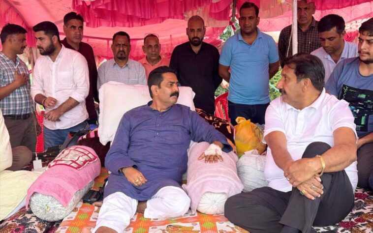 Himachal Latest News: उप-मुख्यमंत्री के आश्वासन पर स्थानीय विधायक ने स्थगित किया आमरण अनशन Himachal Latest News: उप-मुख्यमंत्री के आश्वासन पर स्थानीय विधायक ने स्थगित किया आमरण अनशन