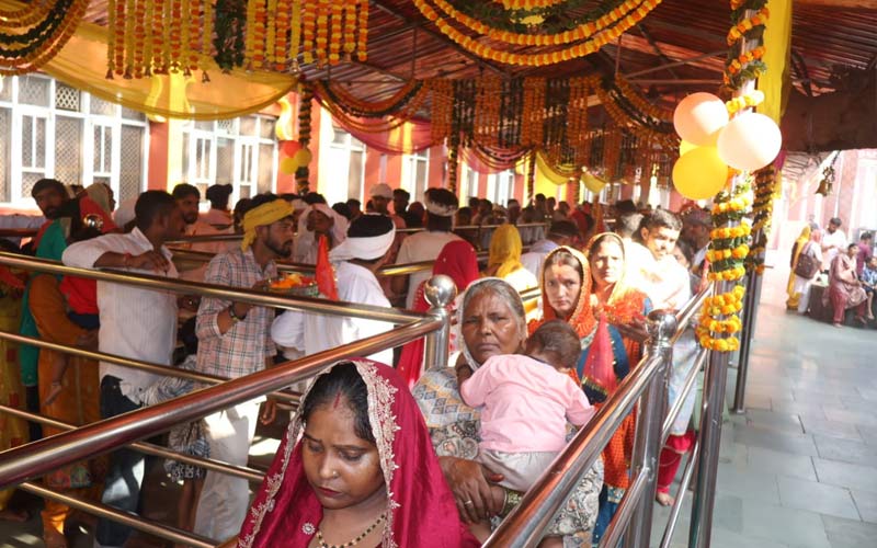 Sirmour News: नवरात्र के पहले दिन माता बालासुंदरी मंदिर में 18 हजार श्रद्धालुओं ने टेका माथा! चढ़ाया 15 लाख का चढ़ावा