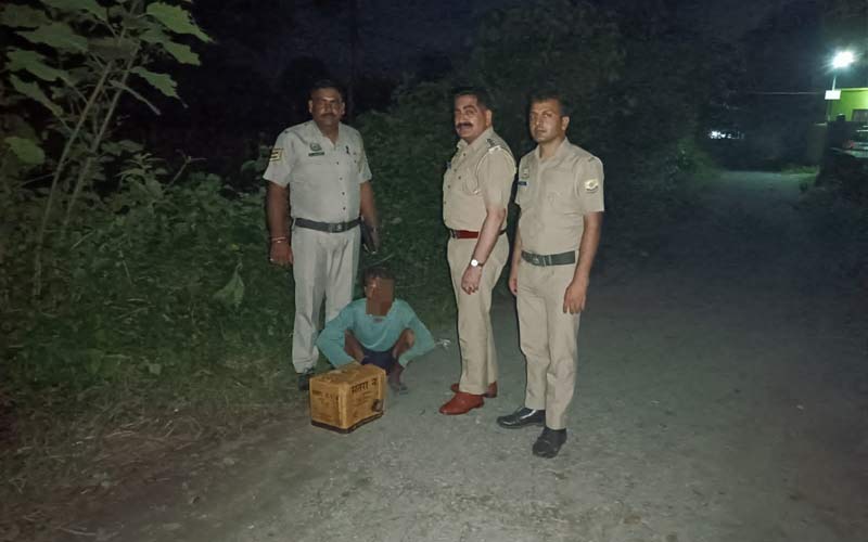 Paonta Sahib: पांवटा में पुलिस ने दो शराब माफिया किए काबू! एक दुकान की आड़ में कर रहा था अवैध कारोबार