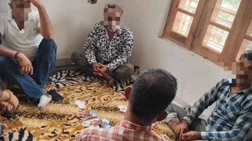 Sirmour News: पुलिस ने जुआ खेलते रंगे हाथ पकड़े चार व्यक्ति! हजारों रुपए की नकदी भी बरामद Sirmour News: पुलिस ने जुआ खेलते रंगे हाथ पकड़े चार व्यक्ति! हजारों रुपए की नकदी भी बरामद