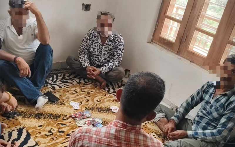 Sirmour News: पुलिस ने जुआ खेलते रंगे हाथ पकड़े चार व्यक्ति! हजारों रुपए की नकदी भी बरामद