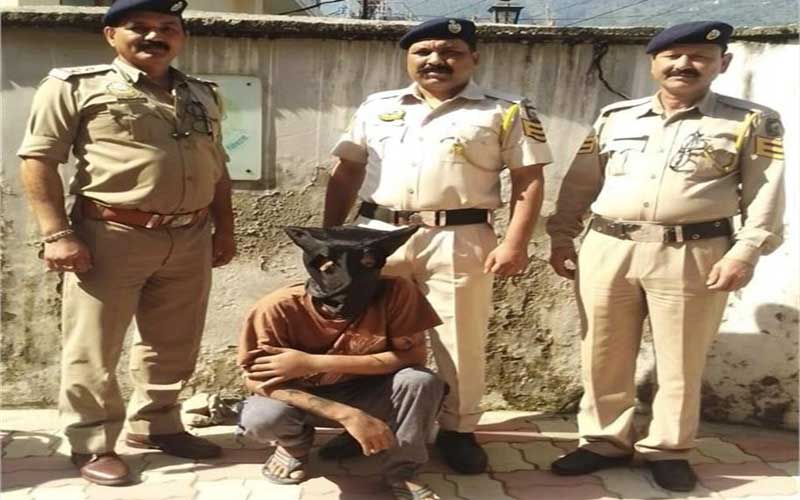 Himachal Crime News: पुलिस ने मकान में मारा छापा! चरस की बड़ी खेप सहित तस्कर गिरफ्तार