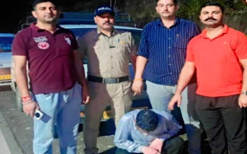 Himachal Crime News: पुलिस ने वैन से पकड़ी चरस! 48 वर्षीय चालक अरेस्ट