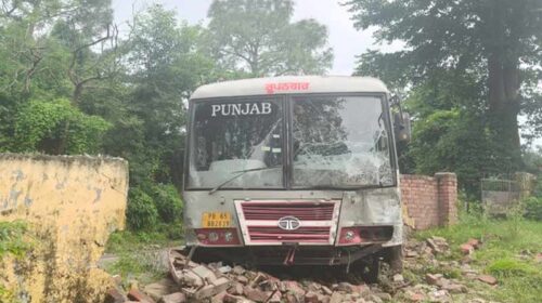 Bus Accident In Himachal: स्कूल की दीवार से टकराई पंजाब रोडवेज की बस! टला बड़ा हादसा Bus Accident In Himachal: स्कूल की दीवार से टकराई पंजाब रोडवेज की बस! टला बड़ा हादसा
