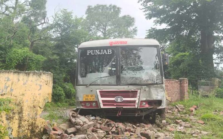 Bus Accident In Himachal: स्कूल की दीवार से टकराई पंजाब रोडवेज की बस! टला बड़ा हादसा Bus Accident In Himachal: स्कूल की दीवार से टकराई पंजाब रोडवेज की बस! टला बड़ा हादसा