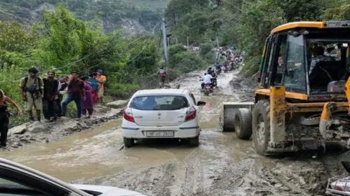 Himachal News: आवश्यक सेवाओं की बहाली युद्धस्तर पर जारी! दिन-रात जुटे कर्मचारी, 1925 ट्रांसफार्मर चालू Himachal News: आवश्यक सेवाओं की बहाली युद्धस्तर पर जारी! दिन-रात जुटे कर्मचारी, 1925 ट्रांसफार्मर चालू