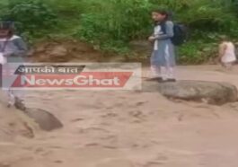 Himachal News Alert: उफनते खड्ड में बुरी तरह फंसे स्कूल जा रहे बच्चे! ग्रामीणों ने ऐसे बचाई जान