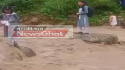 Himachal News Alert: उफनते खड्ड में बुरी तरह फंसे स्कूल जा रहे बच्चे! ग्रामीणों ने ऐसे बचाई जान Himachal News Alert: उफनते खड्ड में बुरी तरह फंसे स्कूल जा रहे बच्चे! ग्रामीणों ने ऐसे बचाई जान