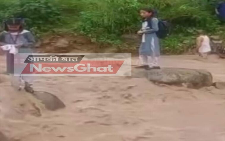 Himachal News Alert: उफनते खड्ड में बुरी तरह फंसे स्कूल जा रहे बच्चे! ग्रामीणों ने ऐसे बचाई जान