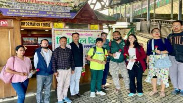 World Tourism Day: विश्व पर्यटन दिवस पर शिमला में टूरिस्टों का स्वागत! शिमला-कालका ट्रेन से पहुंचे पर्यटक