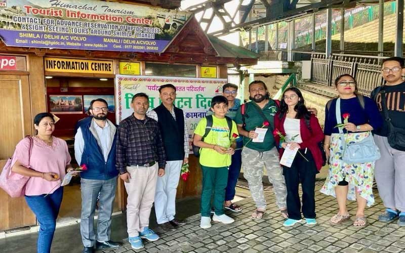 World Tourism Day: विश्व पर्यटन दिवस पर शिमला में टूरिस्टों का स्वागत! शिमला-कालका ट्रेन से पहुंचे पर्यटक