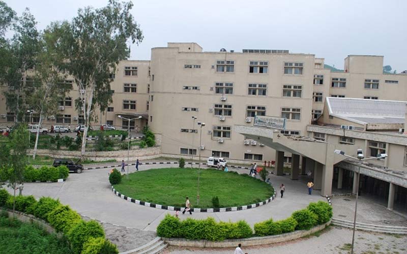 HP News: डॉक्टरों ने अस्पताल में मृत घोषित किया व्यक्ति! घर ले जाते ही चलने लगी सांसे, हर कोई हैरान