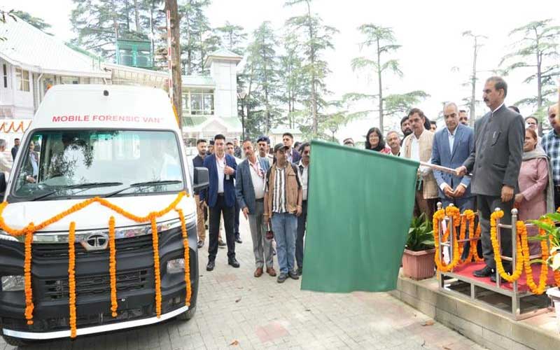 CM Sukhu: मुख्यमंत्री ने छः अत्याधुनिक मोबाइल फोरेंसिक वैन को झंडी दिखाकर किया रवाना