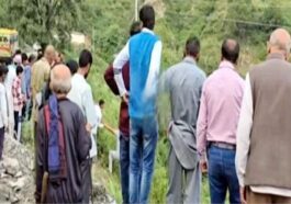 Accident In Himachal: रिश्तेदार से मिलकर लौट रहा था परिवार! खाई में गिरी गाड़ी, पति-पत्नी की मौत तो बेटा घायल