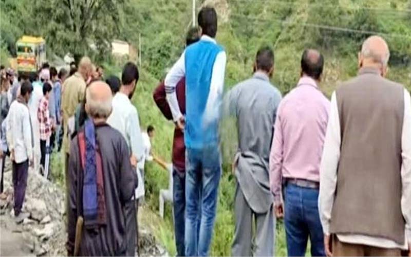 Accident In Himachal: रिश्तेदार से मिलकर लौट रहा था परिवार! खाई में गिरी गाड़ी, पति-पत्नी की मौत तो बेटा घायल