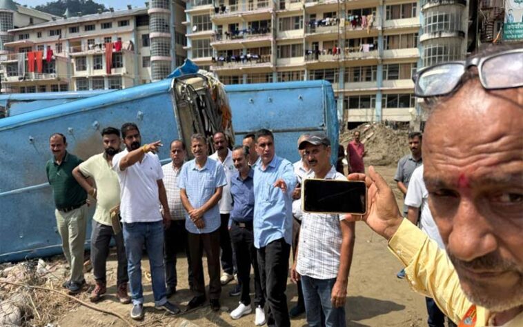 Himachal News Update: सरकार ने राहत कार्यों में दिखाई तत्परता! एचआरटीसी डिपो को जल्द चालू करने की हो रही कोशिश Himachal News Update: सरकार ने राहत कार्यों में दिखाई तत्परता! एचआरटीसी डिपो को जल्द चालू करने की हो रही कोशिश