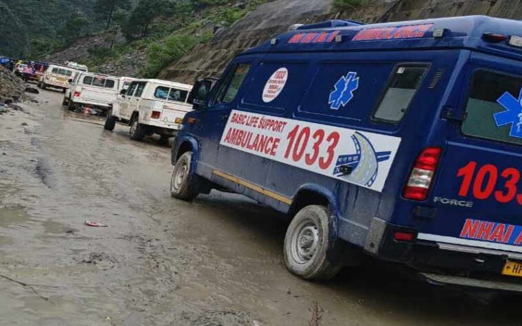 Himachal News Update: इंसानी हौसले के आगे टिक नहीं सकी प्राकृतिक आपदा की बाधाएं! क्षतिग्रस्त फोरलेन से सुरक्षित निकाली एंबुलेंस