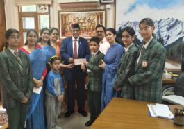 HP News: आपदा में मिसाल बना यह स्कूल! आपदा राहत कोष में भेंट किया 1.71 लाख रुपए का चैक