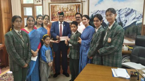 HP News: आपदा में मिसाल बना यह स्कूल! आपदा राहत कोष में भेंट किया 1.71 लाख रुपए का चैक HP News: आपदा में मिसाल बना यह स्कूल! आपदा राहत कोष में भेंट किया 1.71 लाख रुपए का चैक
