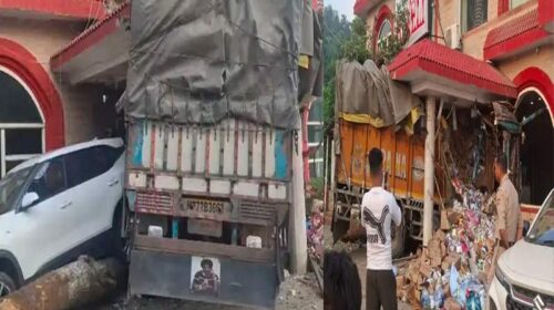 Accident In Himachal: बेकाबू होकर होटल में घुसा ट्रक! चपेट में आई गाड़ी और बाइक, चालक की हालत नाजुक
