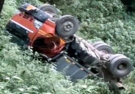 Accident In Himachal: गाड़ी को पास देते गहरी खाई में लुढ़का ट्रक! कैबिन में बुरी तरह फंसा रहा चालक