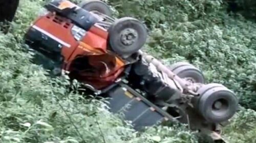 Accident In Himachal: गाड़ी को पास देते गहरी खाई में लुढ़का ट्रक! कैबिन में बुरी तरह फंसा रहा चालक Accident In Himachal: गाड़ी को पास देते गहरी खाई में लुढ़का ट्रक! कैबिन में बुरी तरह फंसा रहा चालक